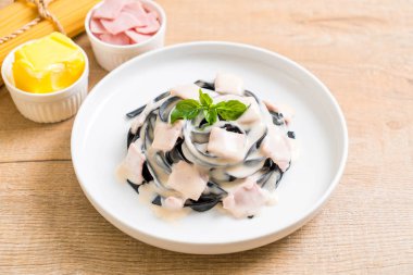 siyah fettuccine spagetti carbonara jambon