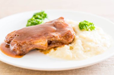 ızgara kaburga domuz püre patates ile