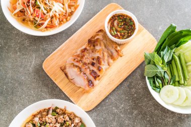 ızgara kömür haşlanmış domuz eti boyun