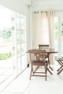 boş masa ve sandalye oturma odasında