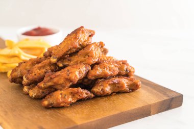 Kızarmış tavuk kanadı.