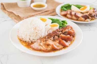 Demlenmiş Domuz eti bacak pirinç