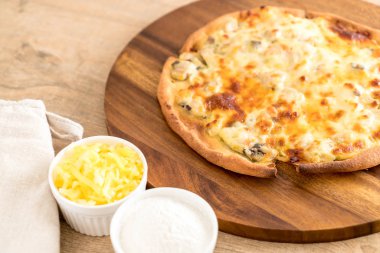 Kremalı mantarlı pizza