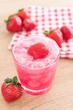 taze çilek smoothie 