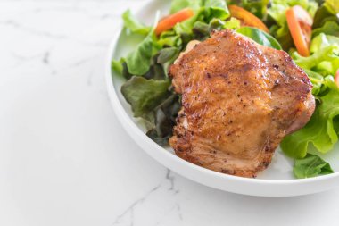 ızgara tavuk biftek sebze salatası ile