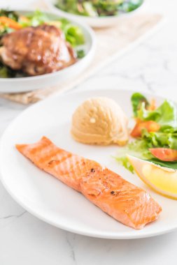 püre patates ve sebze ızgara somon biftek