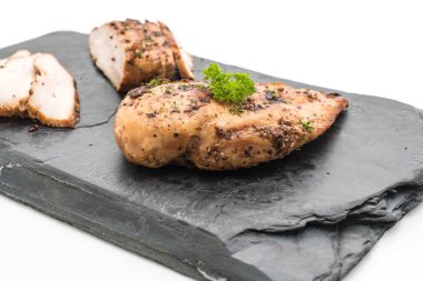 Kayrak plaka üzerinde ızgara tavuk fileto