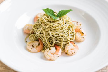 makarna spagetti pesto yeşil ve karides