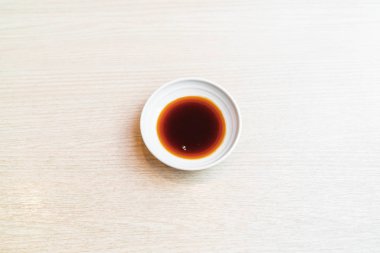 soya sosu plaka üzerinde