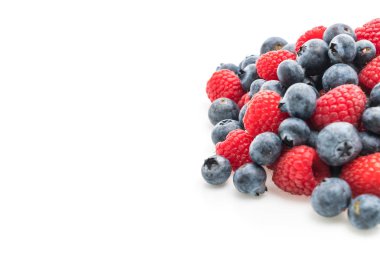 taze yaban mersini ve rasberry beyaz