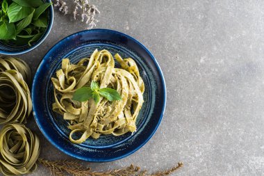ıspanak fettuccine plaka üzerinde