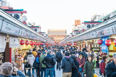 Toyko, Japonya - 28 Kasım 2016: turist yürümek Nakamise Dori se üzerinde