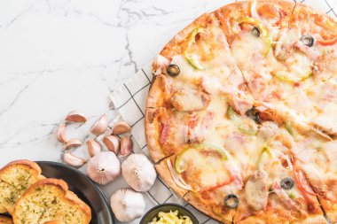 Salam ve sosis pizza