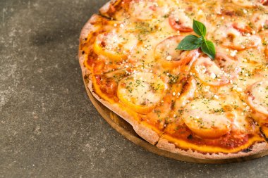 tablo üzerinde domates pizza 