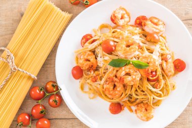 Spagetti karides, domates, fesleğen ve peynir ile 