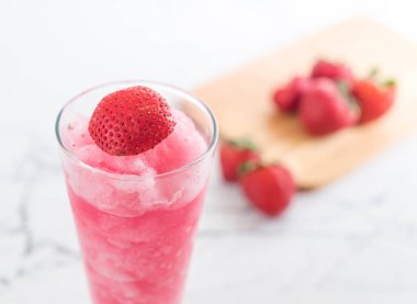 taze çilek smoothie 