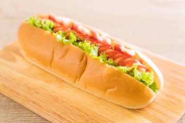 sosis hotdog ketçap ile