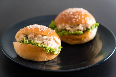 ton balıklı hamburger siyah plaka üzerinde