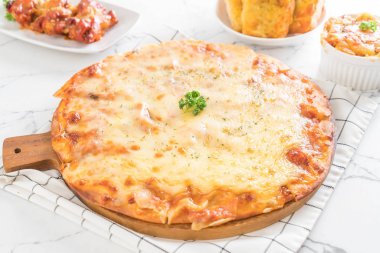 dört peynirli pizza