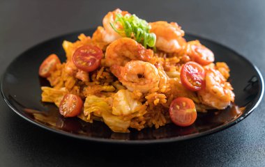 Kore baharatlı sos ve karides kızarmış pilav
