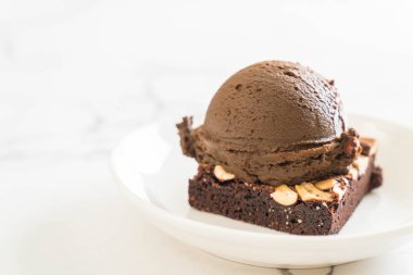 Çikolatalı dondurma ile çikolatalı kek