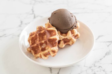Çikolatalı dondurmalı waffle 