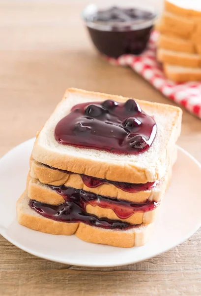 Bread with blueberry jam — Stock Photo, Image