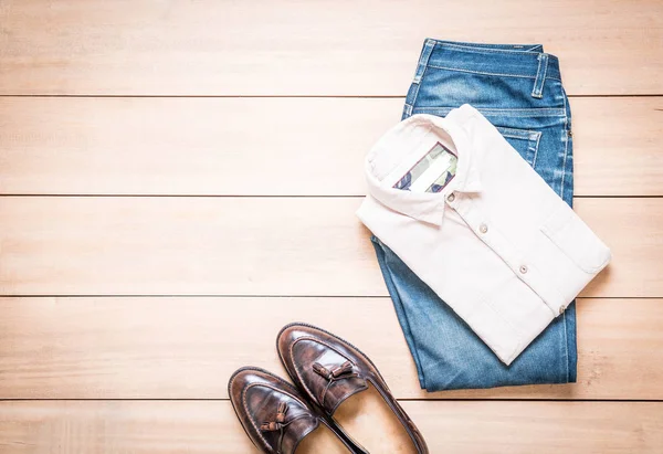 Одежда для мужчин на деревянном фоне — стоковое фото