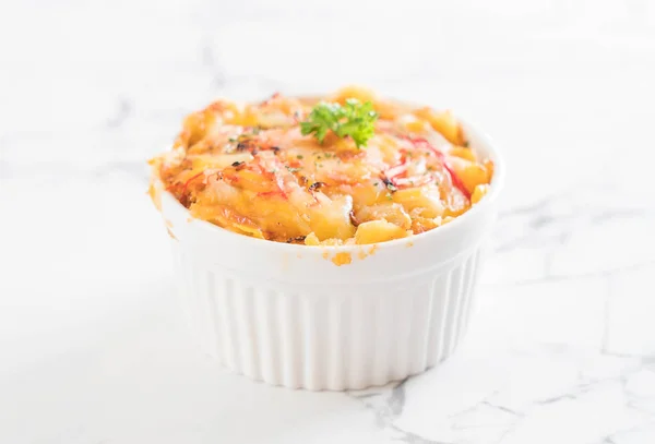 Macaroni baked with cheese and crab stick — Stock Photo, Image