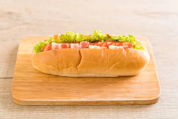 Ковбаса хот-дог з кетчупом — стокове фото