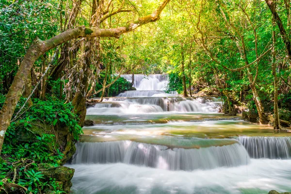 Huay Mae Kamin vízeséssel Kanchanaburi, Thaiföld — Stock Fotó