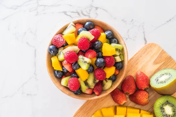 Frutas frescas misturadas (morango, framboesa, mirtilo, quivi, mangue — Fotografia de Stock