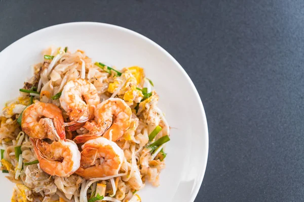 Tagliatelle fritte tailandesi "Pad Thai" con gamberetti — Foto Stock