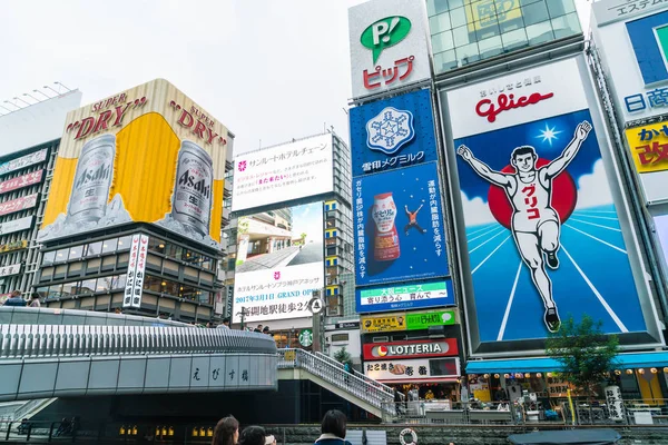 OSAKA, JAPÓN - 19 NOV 2016: Grupo de personas caminando para ir de compras — Foto de Stock