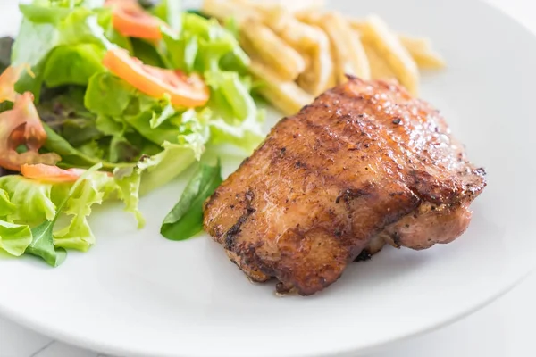 Filete de pollo a la parrilla con papas fritas y ensalada de verduras — Foto de Stock