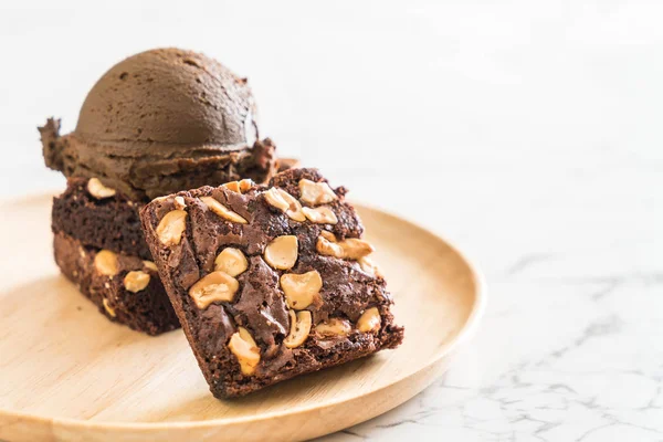 Brownies de chocolate com sorvete de chocolate — Fotografia de Stock