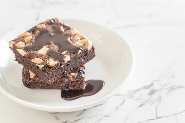 Chocolate brownies com molho de chocolate — Fotografia de Stock