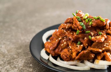 Baharatlı Kore soslu (bulgogi kızarmış domuz eti)