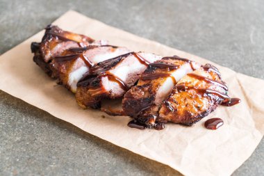 Izgara domuz pirzolası. 