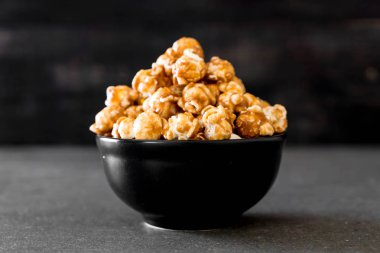 Patlamış Mısır ile karamel