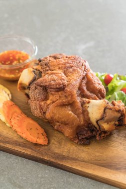 Gevrek domuz knuckle veya Alman domuz Hocks