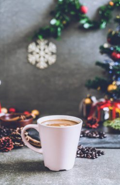 sıcak kahve fincanı Noel dekorasyonu ile 