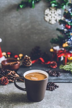 sıcak kahve fincanı Noel dekorasyonu ile 