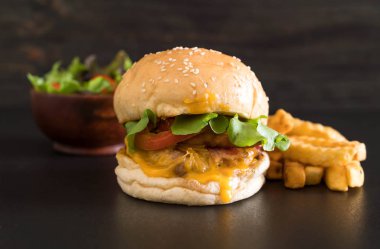 Ev yapımı taze lezzetli burger Close-Up 