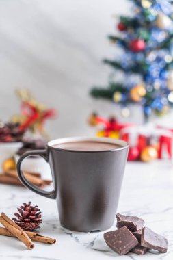 Noel dekorasyonu ile sıcak çikolata Kupası 