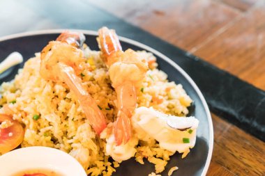 Deniz ürünleri kızarmış pilav