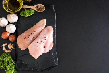 Taze çiğ tavuk filetosu.