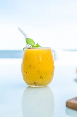 Mango ve tutku meyve smoothies