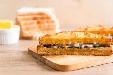 fırında ıspanak ve Jambonlu sandviç 