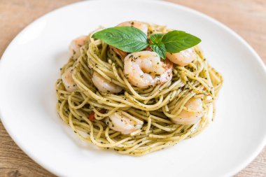 makarna spagetti pesto yeşil ve karides
